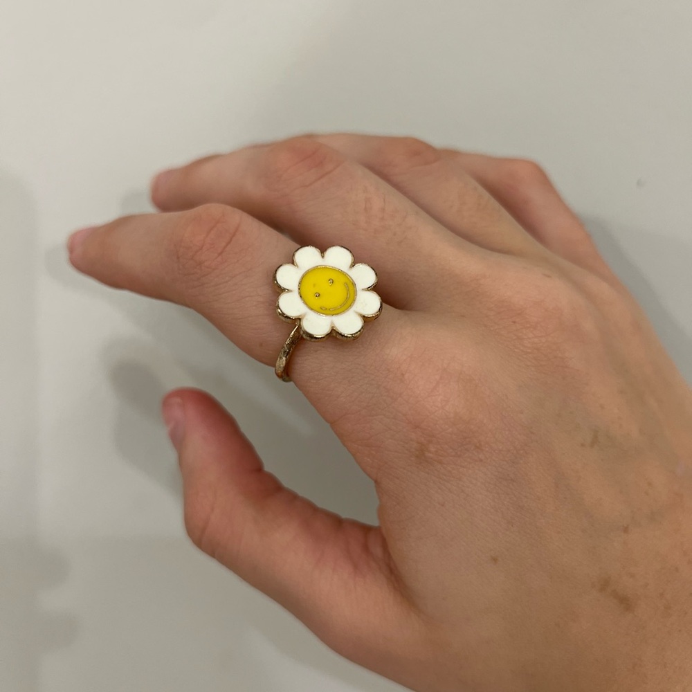 Daisy Flower Ring - White and Yellow
